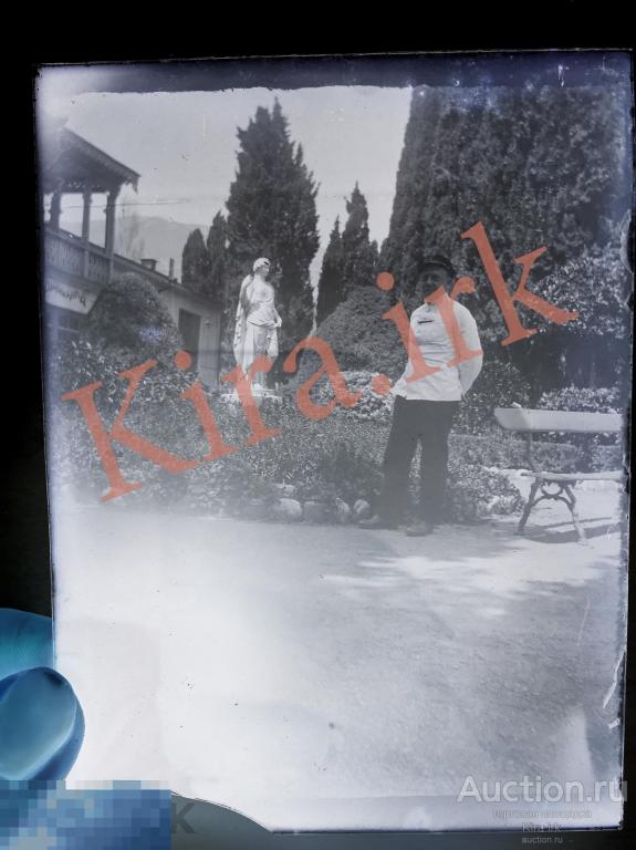 Фото пластины. на стекле. фотография. форма, зеленая изгородь, скамейка. скульптура, турист