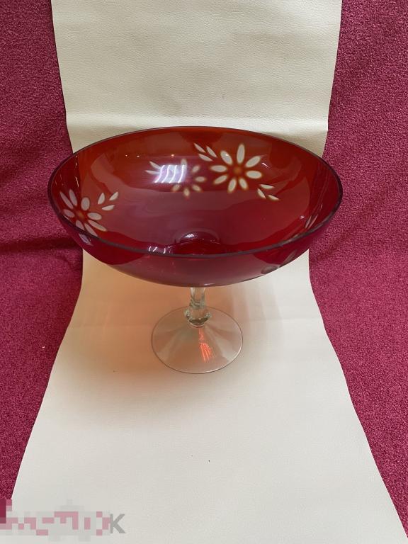 Ваза на ножке красное двухслойное стекло СССР. Красивая граненая ножка. Красный Май?