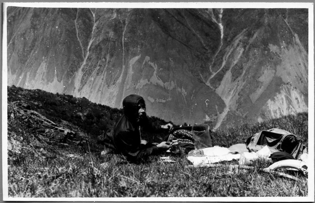 1987 Фотография. Кавказ (28) Баксанское ущелье. Горы. Привал 10х15 см