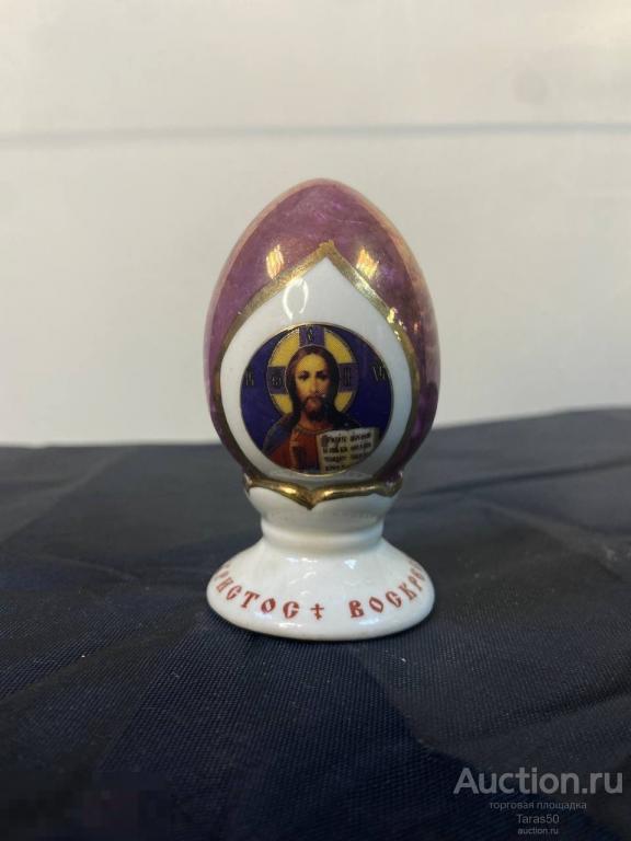 Фарфоровый пасхальный сувенир в форме яйца на подставке