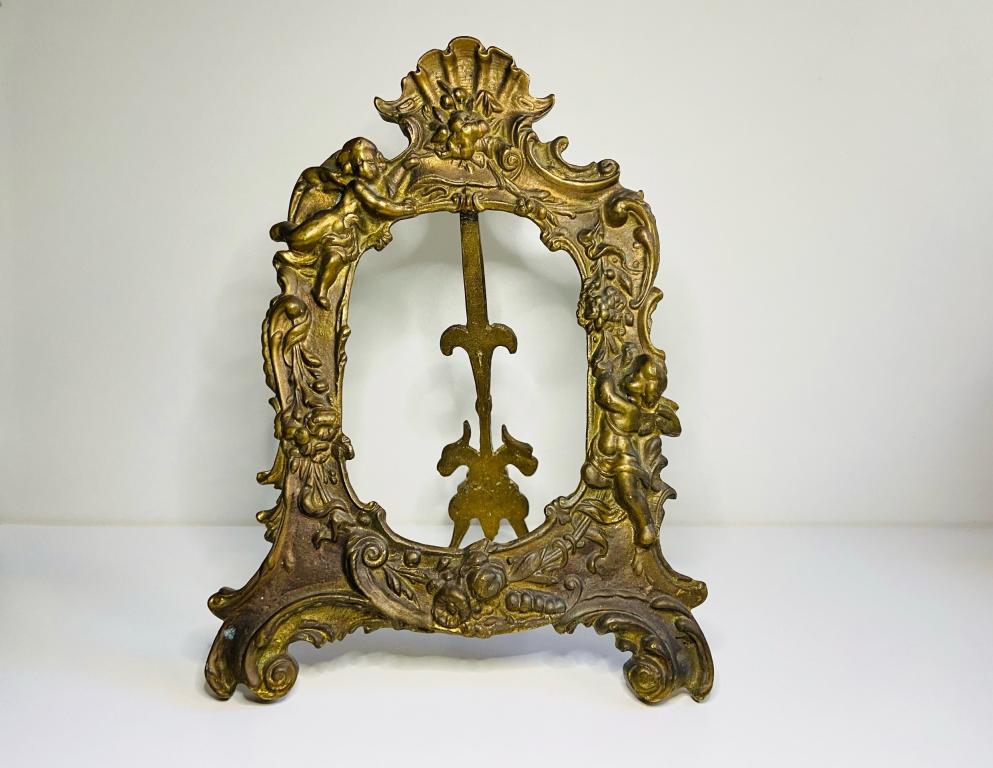 Cтаренькая  и красивая  рамка.  Путти, Ангелы.  Бронза.