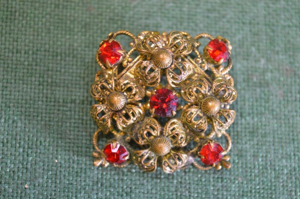 Брошь, брошка средняя, с красными камушками. Латунь.
