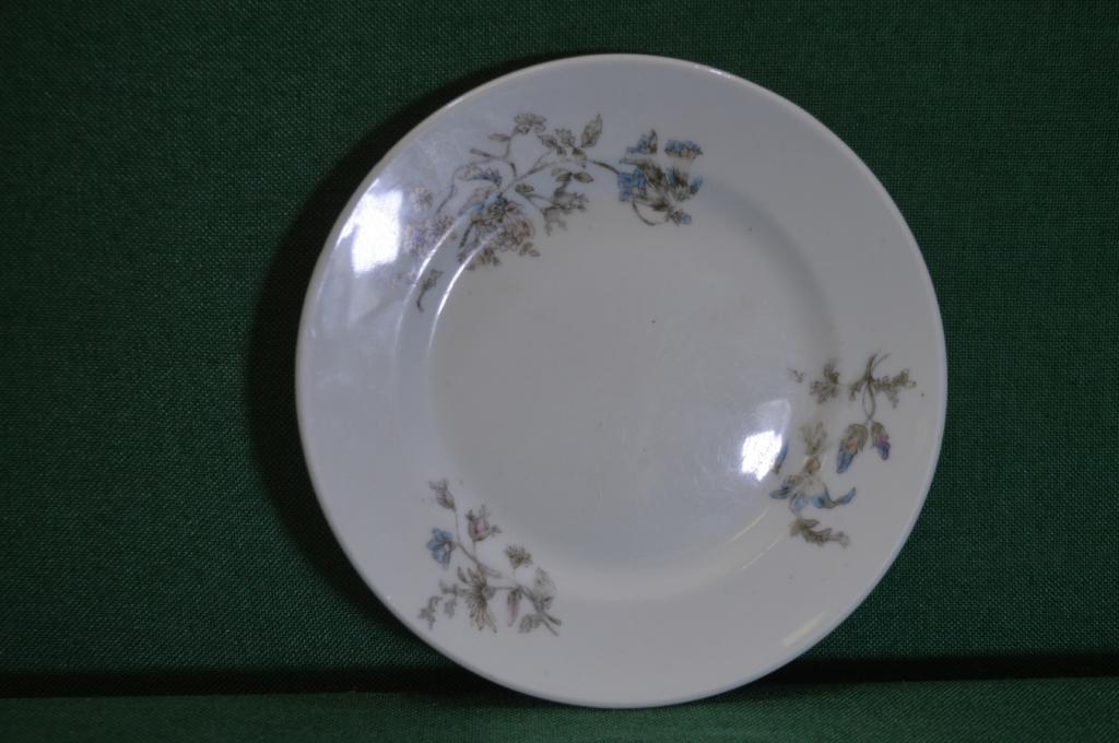 Тарелка старинная фарфоровая. Цветы. Братья Корниловы (?). Диаметр 18 см. Фарфор.