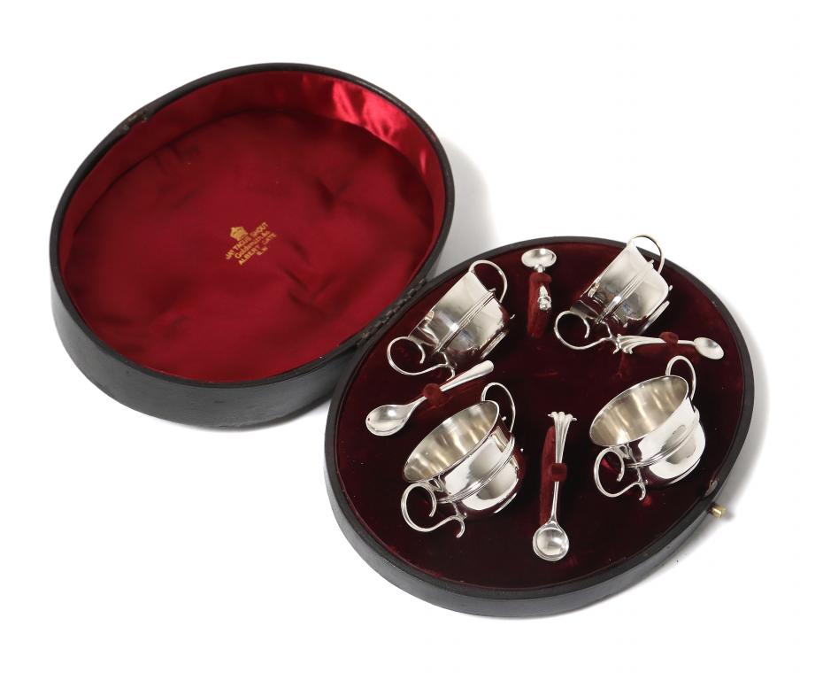 Четыре серебряных солонок с ложками. Англия, 1892 год.