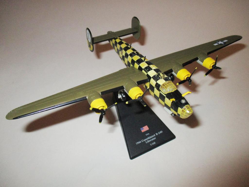модель самолета Consolidated B-24D Liberator (ВНИМАНИЕ!!! читайте описание)