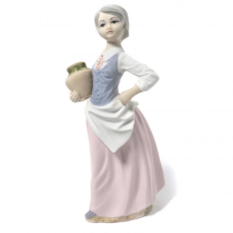 Фарфоровая фигура "Девочка с кувшином". Tengra