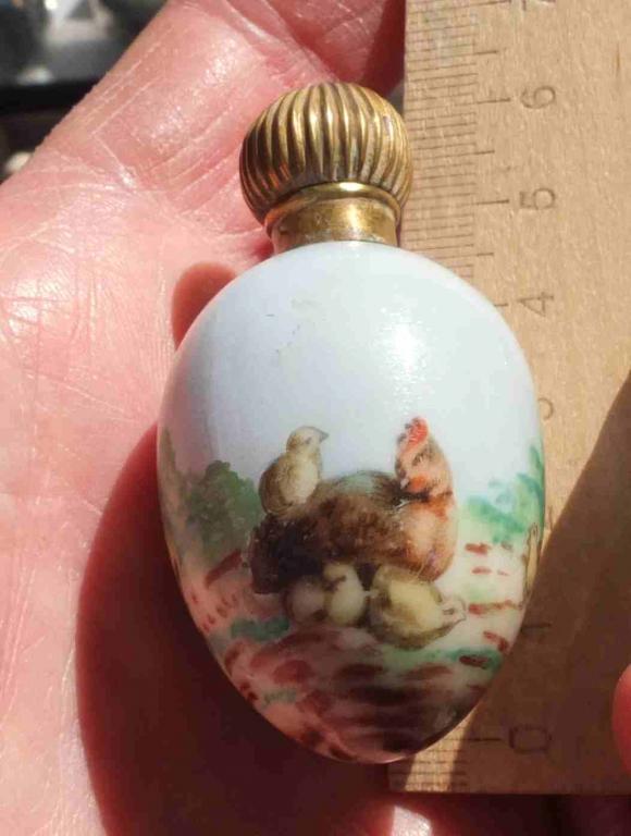 фарфоровый флакон для духов Курочка с цыплятами, ручная роспись, 18 век