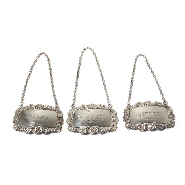 Три серебряные таблички на бутылки. Англия, 1969 год