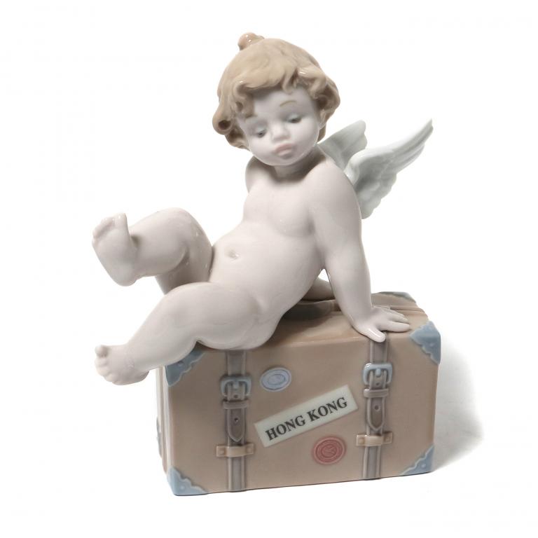 Фарфоровая фигура "Путти на чемодане". Lladro
