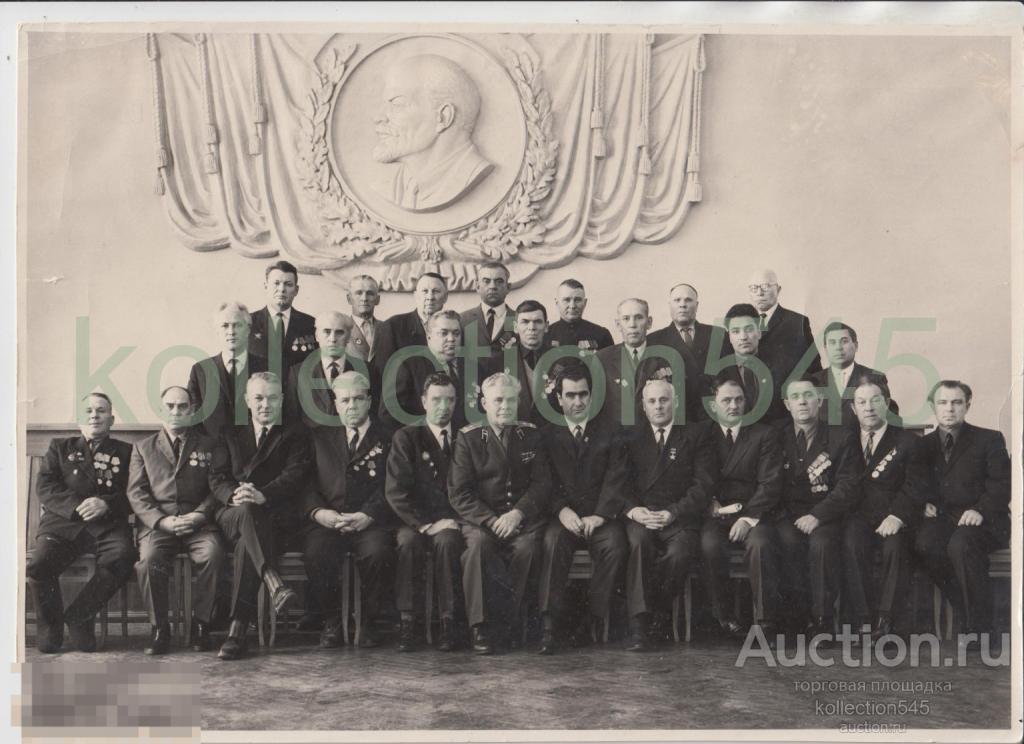 Встреча ветеранов войны. Барельеф Ленин.