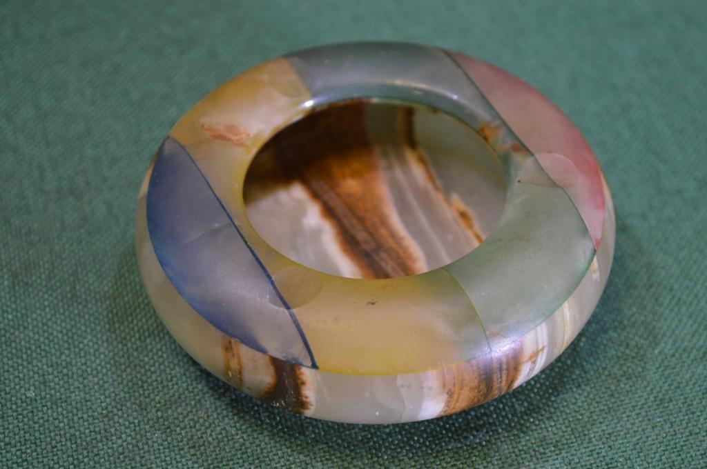 Пепельница каменная разноцветная. Натуральный камень. Оникс.