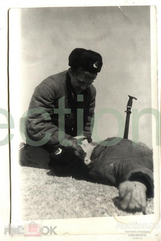 ВМФ.Матросы развлекаются.Штык нож.