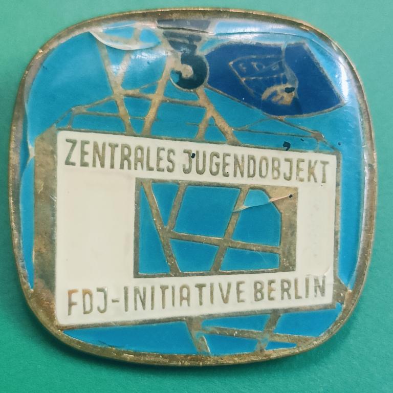 значок DDR ГДР центр молодёжного развития FDG - инициатива в Берлине.. состояние!! тяжёлый. эмаль!
