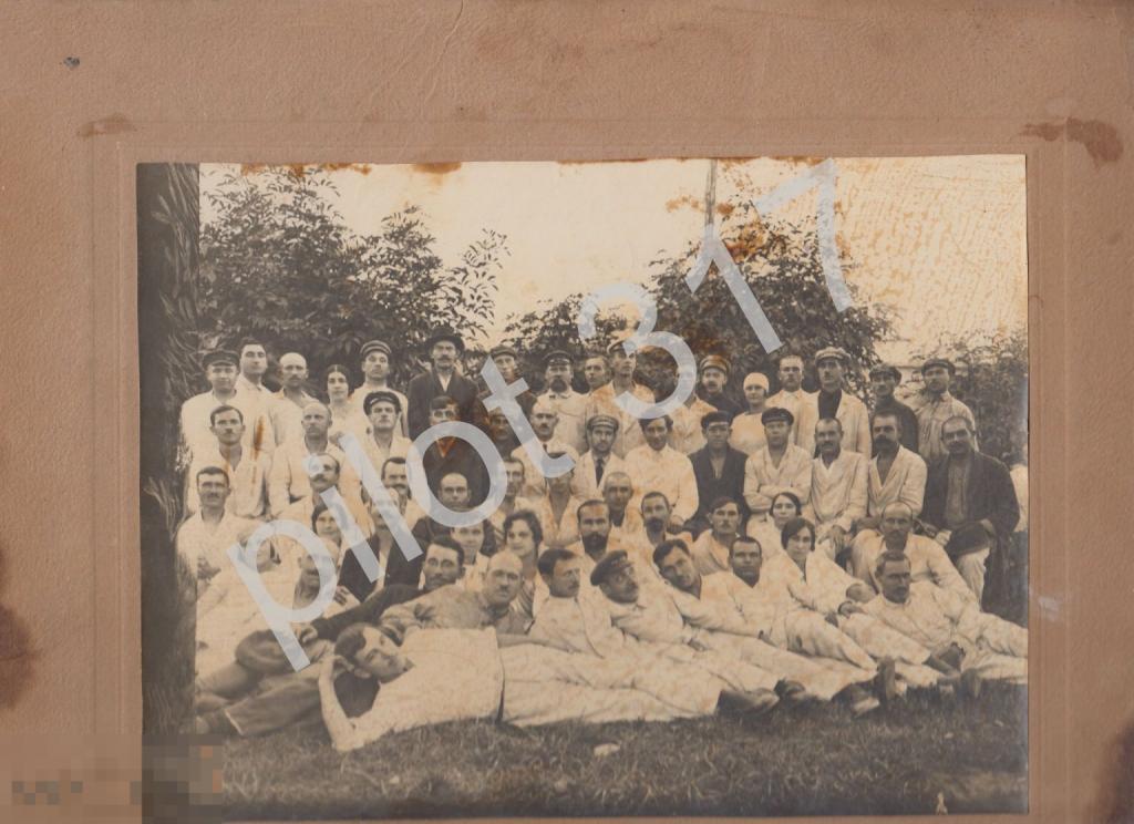 Отдыхающие в санатории Крайсоцстраха имени Профинтерн 1925г. Ессентуки. 32х26.