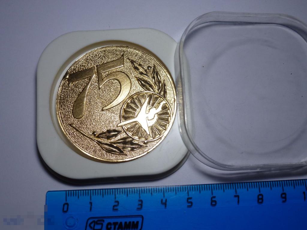 75 ЛЕТ РУССКИЙ РЕНО 1918-1996 РЫБИНСКИЕ МОТОРЫ НАСТОЛЬНАЯ МЕДАЛЬ