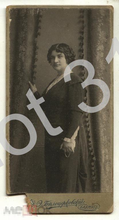 Дама в наряде возле штор.Фото Белоцерковски Бахмут