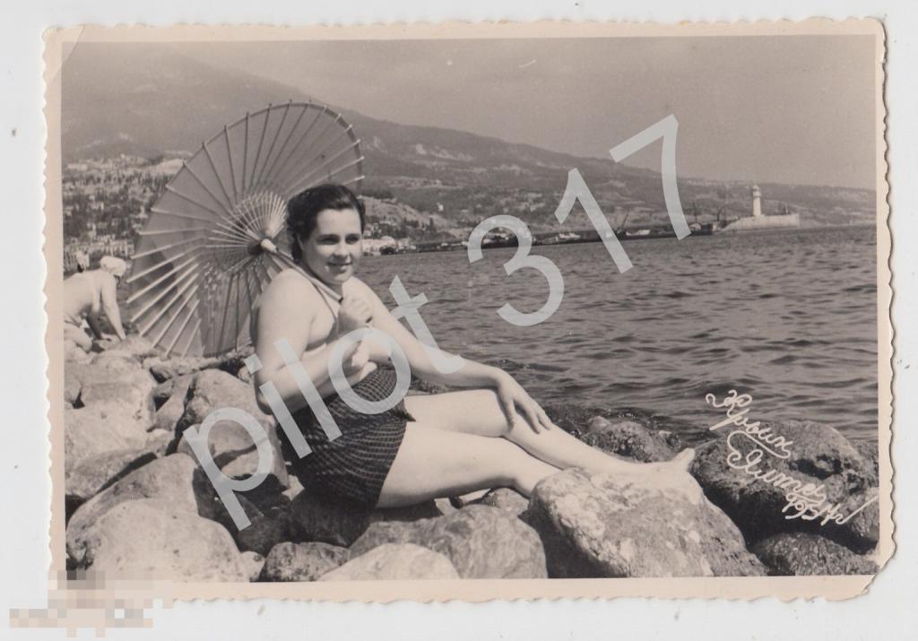 Ялта  Крым 1957г На море дама в купальнике зонт.