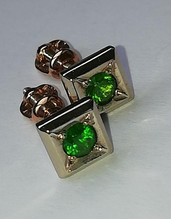 Серьги пусеты, золото 585 пробы. Природные уральские ДЕМАНТОИДЫ.