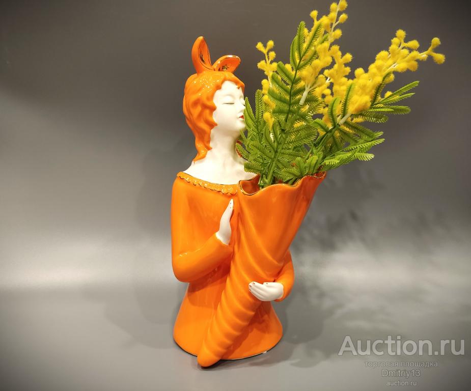 Фарфоровая статуэтка ваза Девушка с букетом 32см