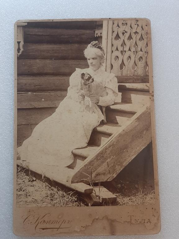 ДАМА С СОБАЧКОЙ НА СТУПЕНЬКАХ ДОМА ТУЛА