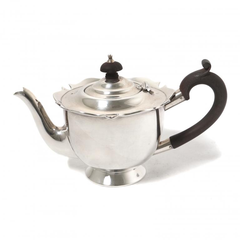 Серебряный чайник.  Англия, 1908 год