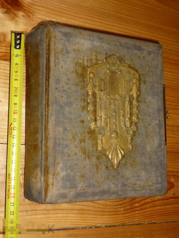 СТАРИННЫЙ АЛЬБОМ ДЛЯ ФОТОГРАФИЙ С МЕТАЛЛИЧЕСКОЙ НАКЛАДКОЙ }