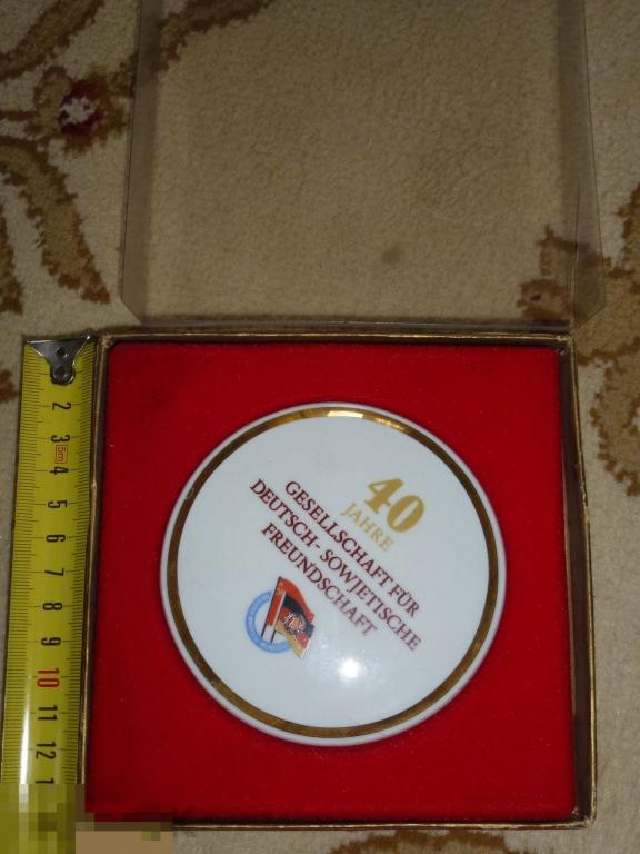 40 ЛЕТ ОБЩЕСТВУ НЕМЕЦКО-СОВЕТСКОЙ ДРУЖБЫ НАСТОЛЬНАЯ МЕДАЛЬ ФАРФОР