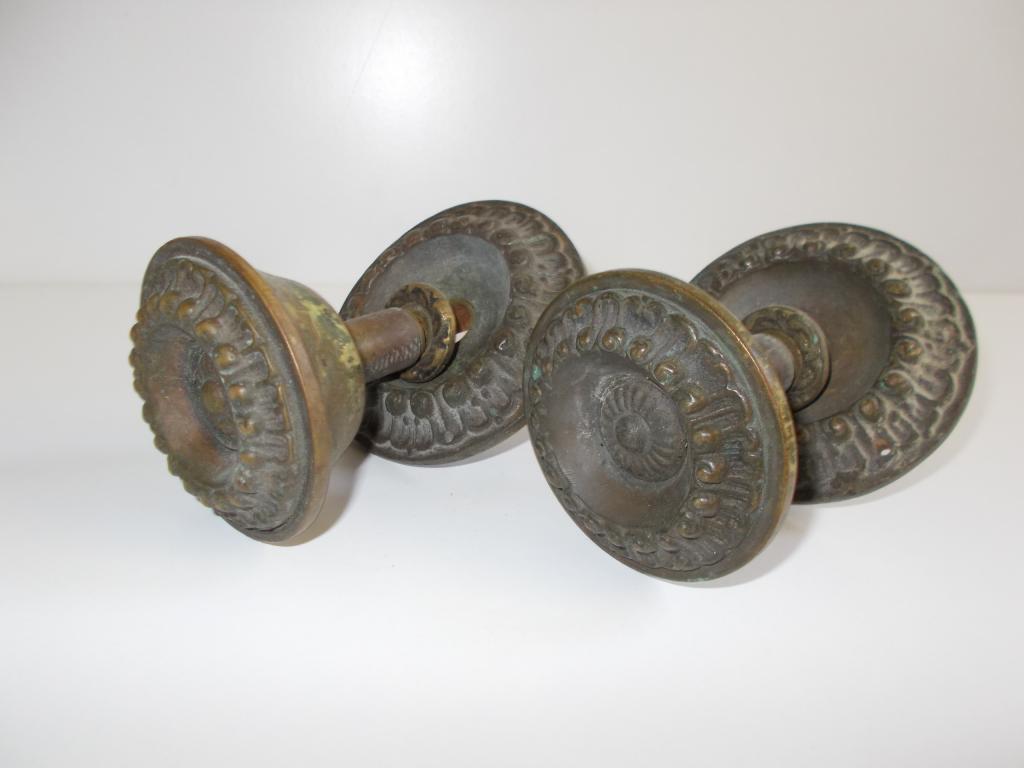 Старенькая пара  ручек . Латунь, бронза.