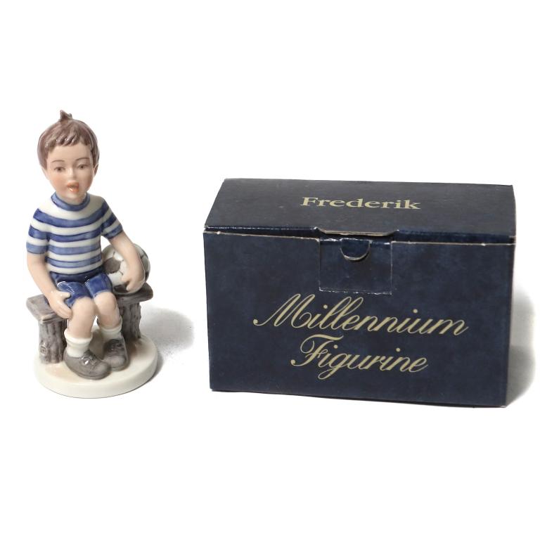 Фарфоровая фигура Фредерик с мячом. Royal Copenhagen