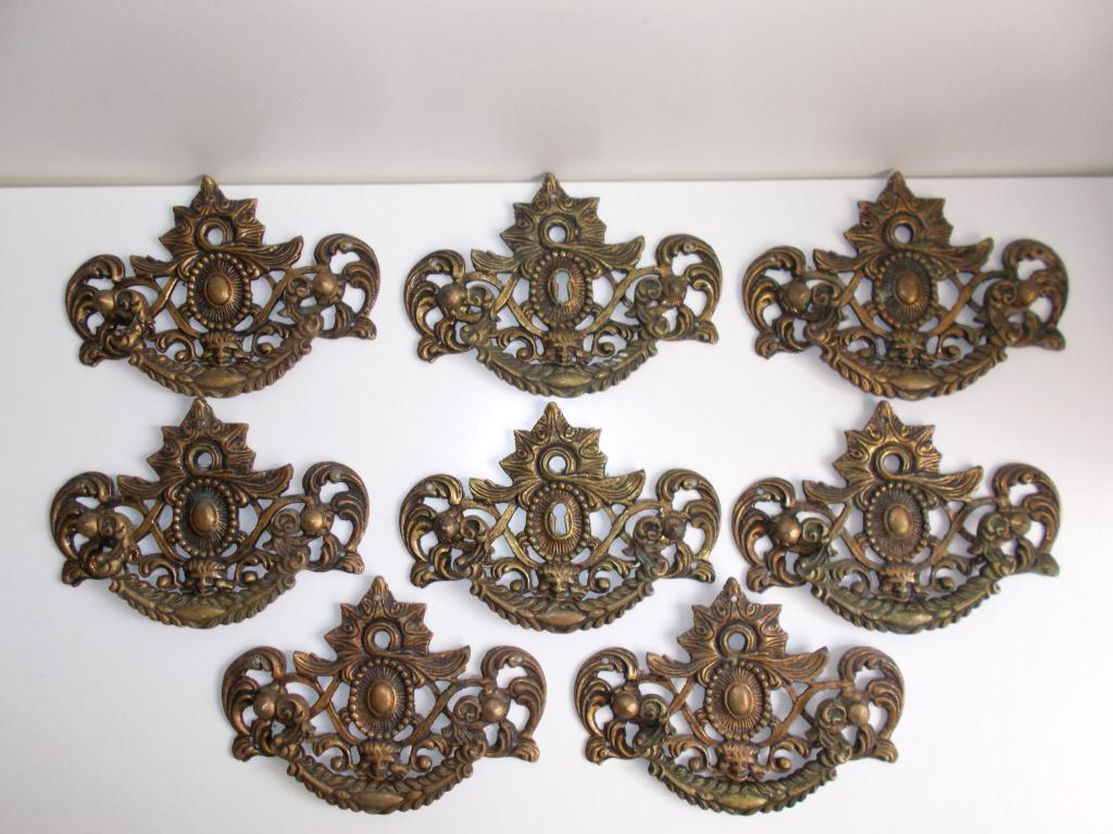 8 Стареньких , и больших ручек .Латунь