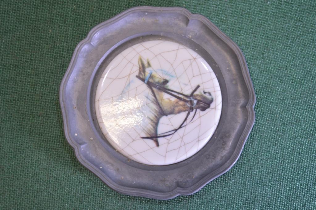 Тарелка настенная "Лошадь Конь". Фарфор. Керамика. Олово. Винтаж. Клеймо. Германия.