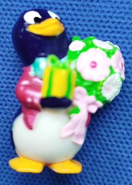 киндер игрушка пингвин с подарками