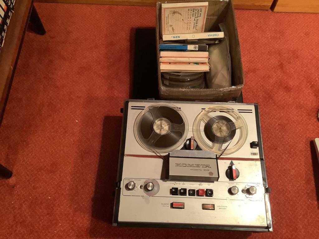 4-х дорожечный магнитофон КОМЕТА-209 в комплекте.