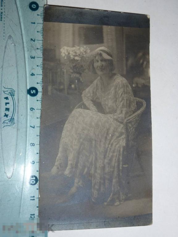 ДЕВУШКА В КРЕСЛЕ СТАРИННОЕ ФОТО ***