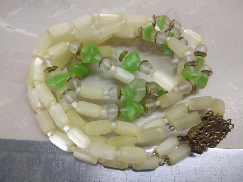 Винтажные бусы. Сатиновое стекло