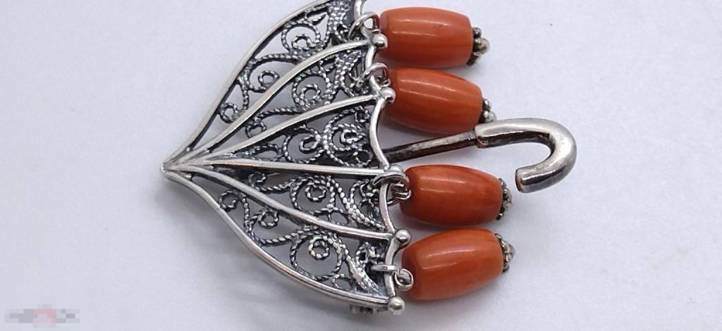 БРОШЬ.СЕРЕБРО 925 проба НАТУРАЛЬНЫЙ КОРАЛЛ   8.45 грамм.