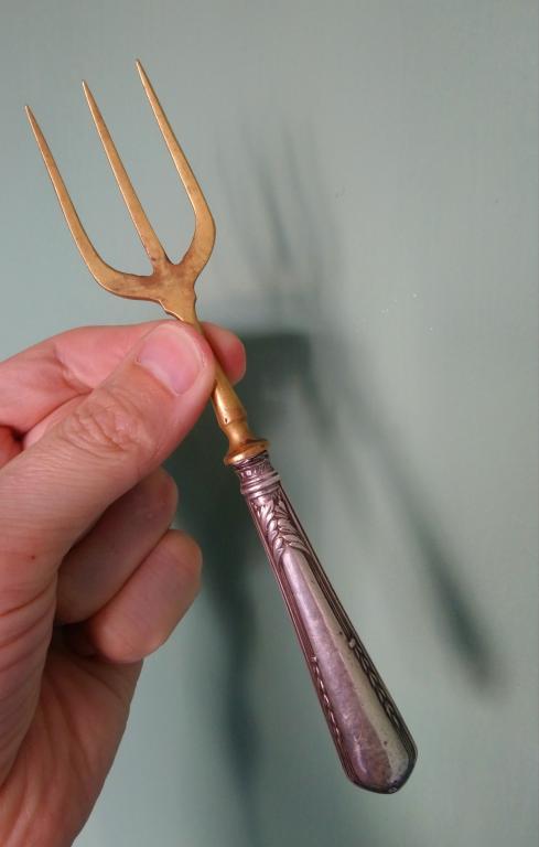 Старинная серебряная вилка для рыбы серебро 800 латунь Германия 1900