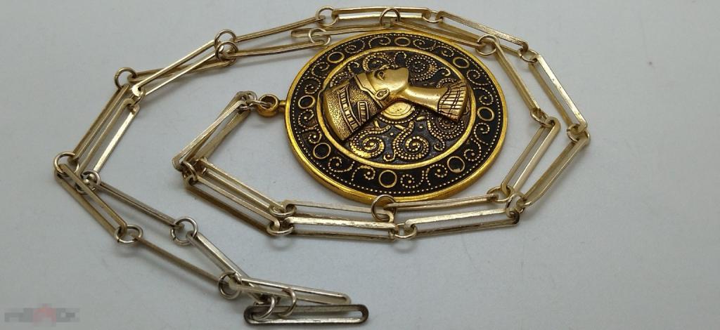 КРУПНЫЙ КУЛОН. НЕФЕРТИТИ С РОДНОЙ ЦЕПОЧКОЙ  МЕТАЛЛ.СССР 5см