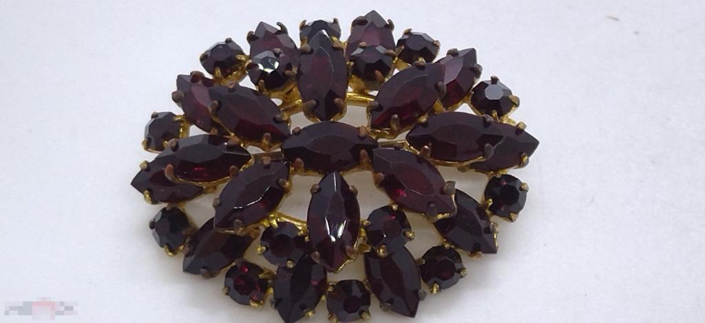 БРОШЬ ГРАНАТОВОЕ СТЕКЛО 4.3*3.3  см ЧЕХОСЛОВАКИЯ.