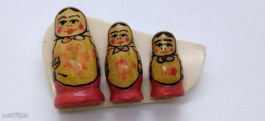 БРОШЬ МАТРЁШКИ. ДЕРЕВО, ПЛАСТИК  ВИНТАЖ  4,5* 3 см.