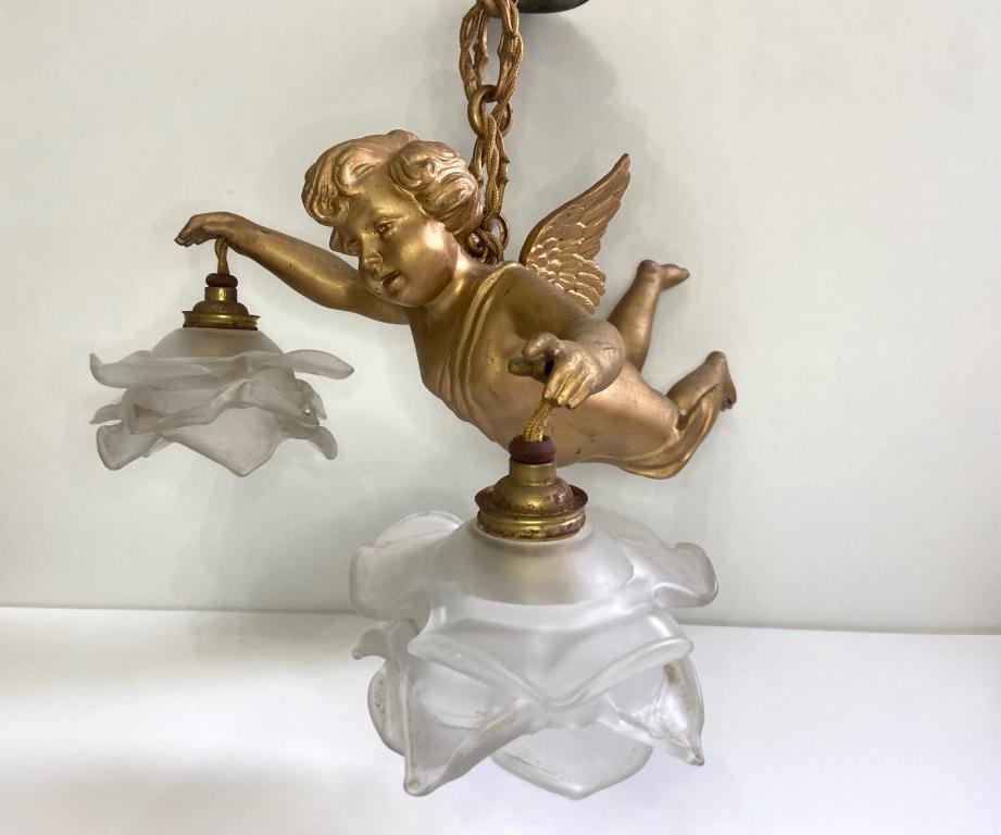 Путти Ангел. Старенькая  и красивейшая  люстра, светильник. Шпиатр.