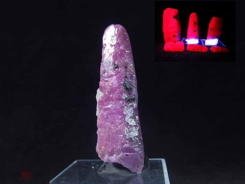 ! ! Корунд 35*12*9мм Флюоресценция Кения Минерал 9854