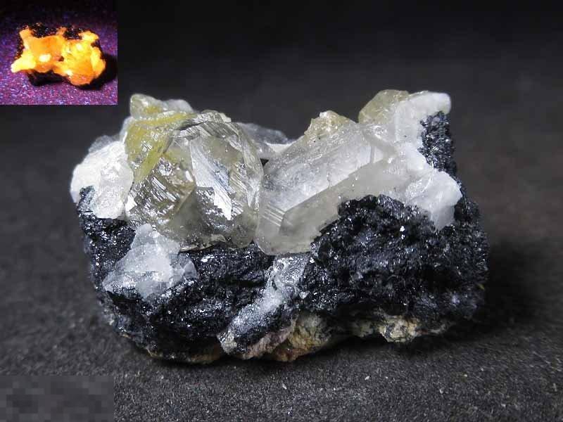 ! ! Церуссит Магнетит  Флюоресценция 22*16*13мм Touissit, Марокко Минерал 2283