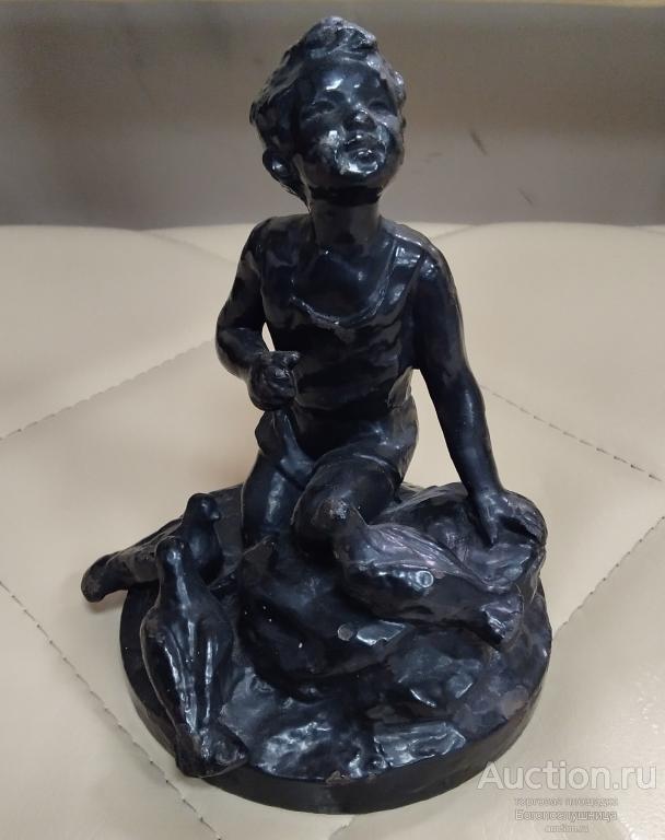 Статуэтка. Мальчик с голубями.Чугун. СЧЛЗ. 1960 -1970. СССР.
