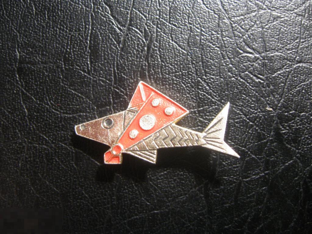 Щука в косынке платке. По щучьему велению. Детский значок. Редкий.