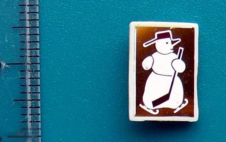 С НОВЫМ ГОДОМ! СНЕГОВИК НА КОНЬКАХ С КЛЮШКОЙ. хоккей. --- 1РК --- стекло редкий!!!