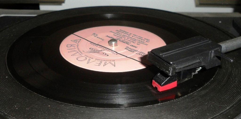 Поёт Лариса Мондрус // Ты за мной ходи не ходи - Надоедливый дождь