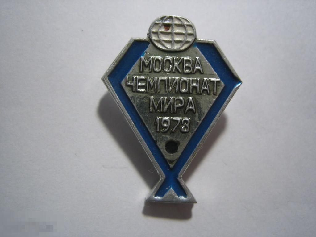 Хоккей чемпионат мира 1973 год. Скрещенные клюшки. Спорт. Нечастый.