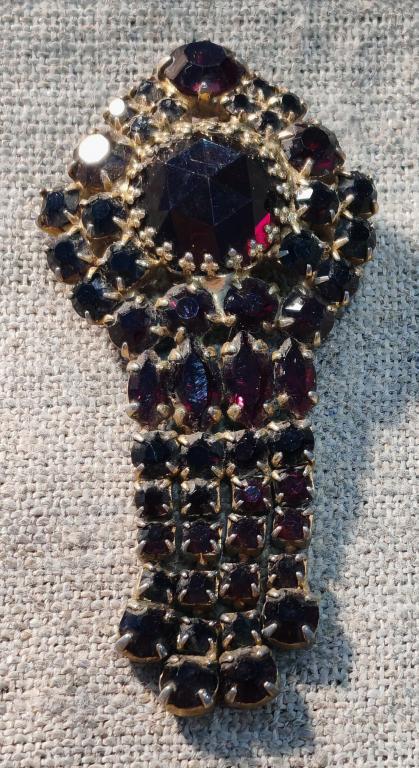 Брошь с красными гранатовыми камнями - стеклами и висюльками, Винтаж Чехия - СССР (2).