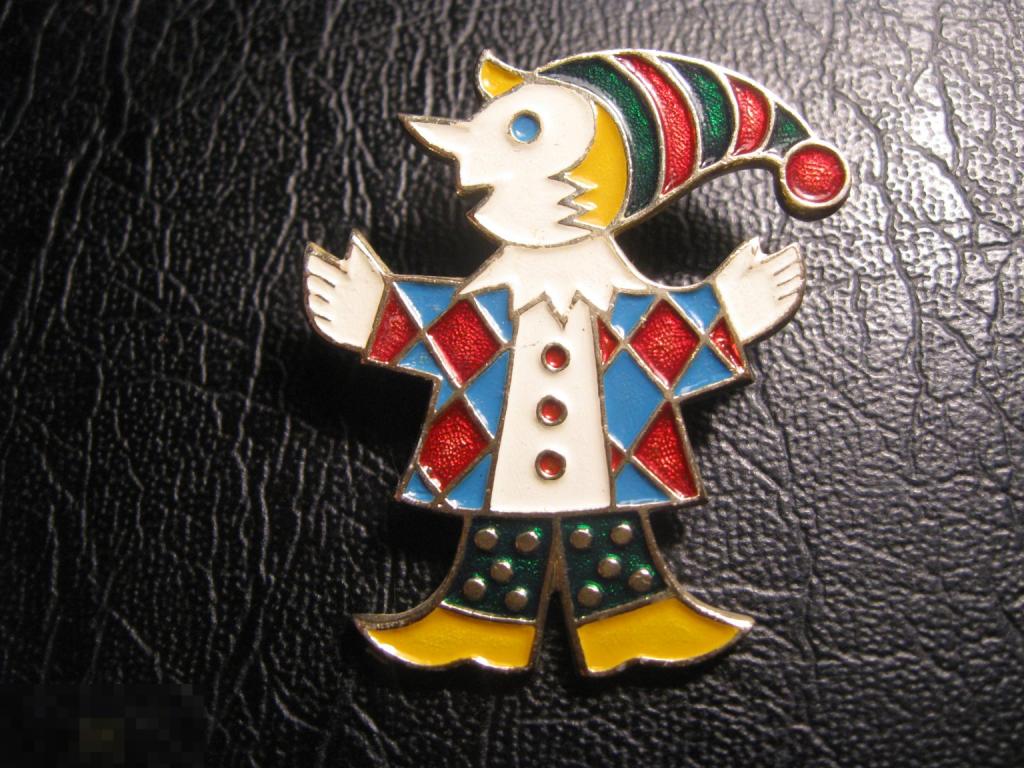 Буратино. Клеймо 213 Русские самоцветы. Детский значок. Редкий.